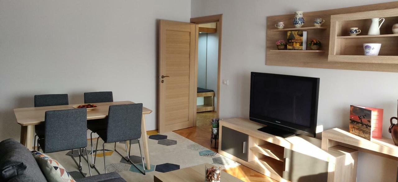 Modern And Cozy Apartment Πιτέστι Εξωτερικό φωτογραφία