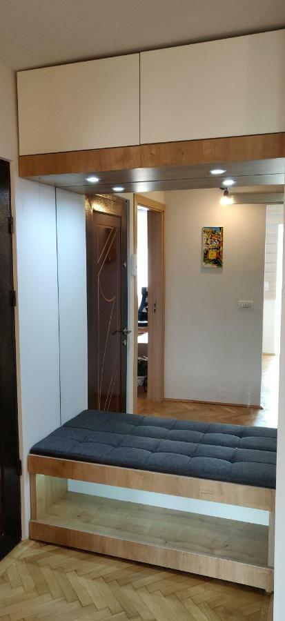 Modern And Cozy Apartment Πιτέστι Εξωτερικό φωτογραφία