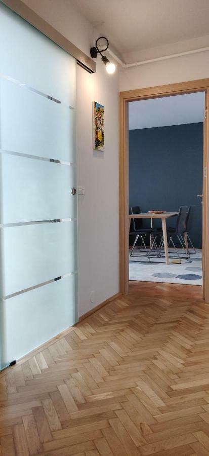 Modern And Cozy Apartment Πιτέστι Εξωτερικό φωτογραφία