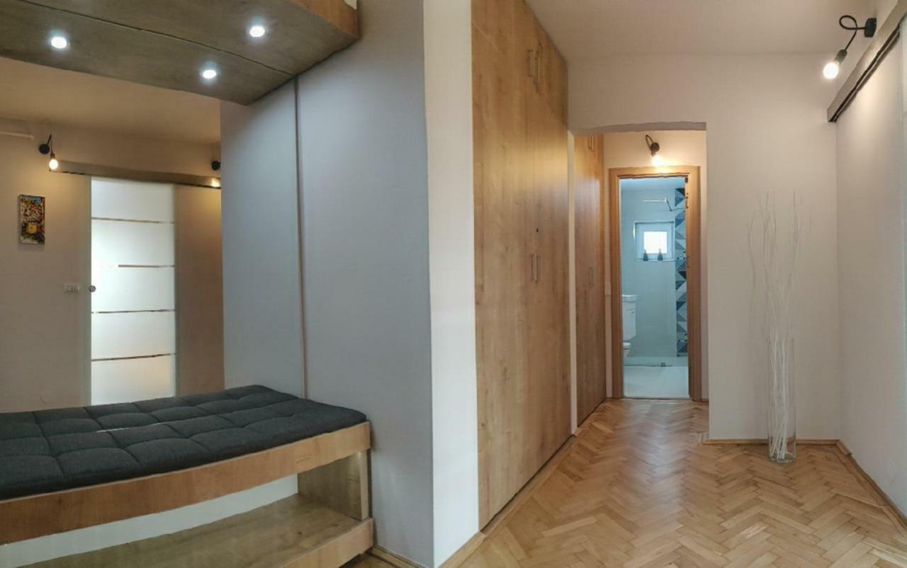 Modern And Cozy Apartment Πιτέστι Εξωτερικό φωτογραφία