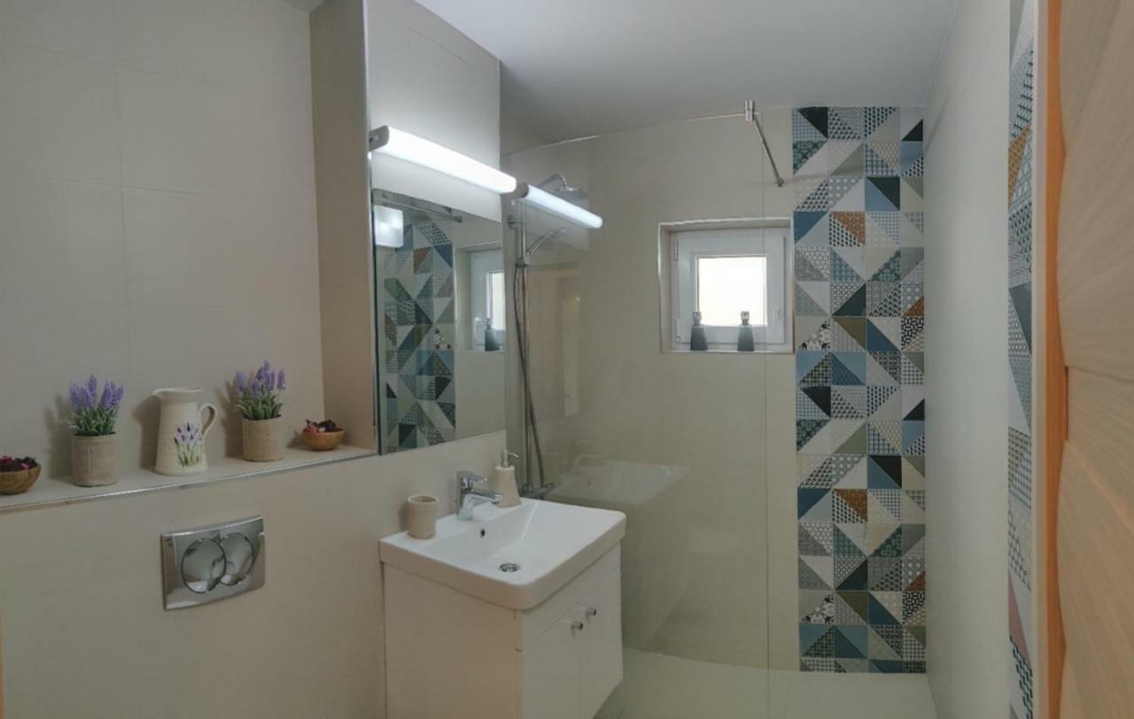 Modern And Cozy Apartment Πιτέστι Εξωτερικό φωτογραφία